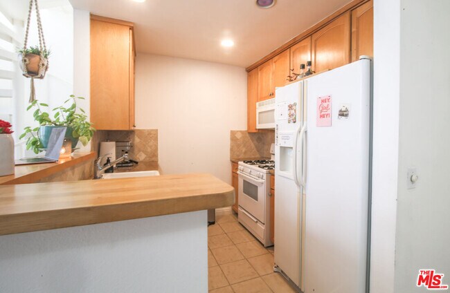 Building Photo - 1420 N Stanley Ave