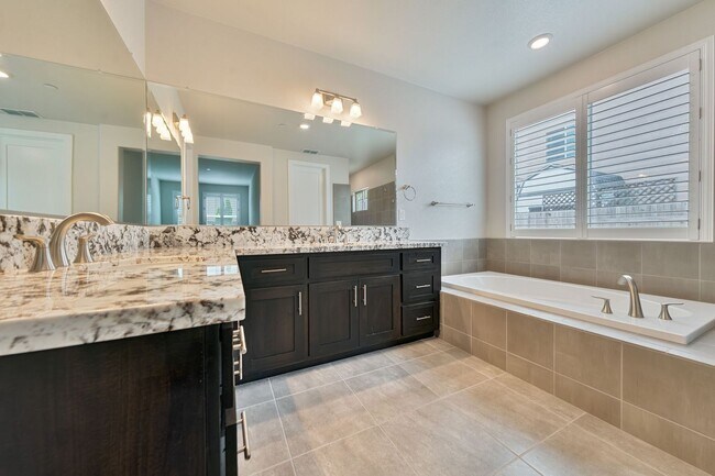 Foto del edificio - Beautiful Lincoln Home with Solar, 3-Car Garage & Trailer Parking!