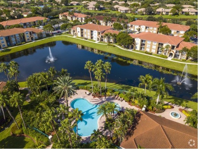 Vista del lago y de la piscina desde el complejo de apartamentos en Murano de Delray Beach | Apartamentos en Delray Beach, Florida | Apartamentos en Murano de Delray Beach | Delray Beach, Apartamentos en alquiler en Florida | Apartamentos de lujo en Delray Beach, Florida | Apartamentos en alquile... - Murano Delray Beach