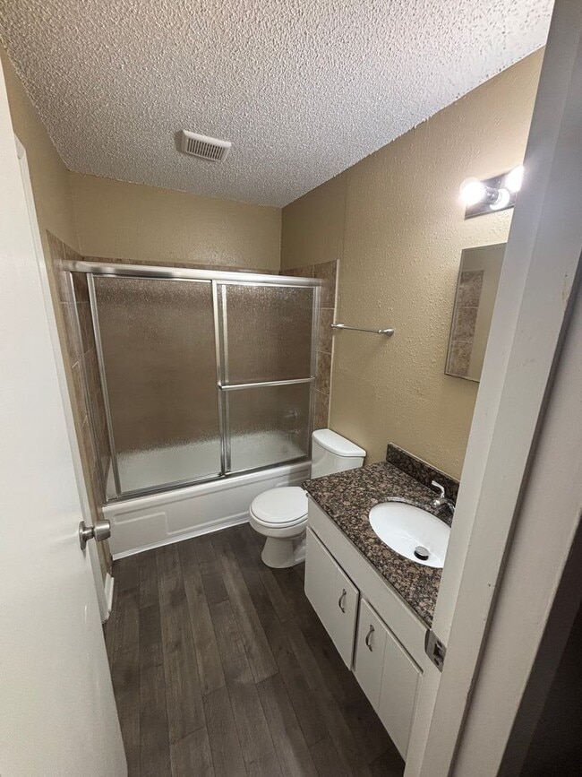 Building Photo - 2 Bedroom 1 bath Apartment