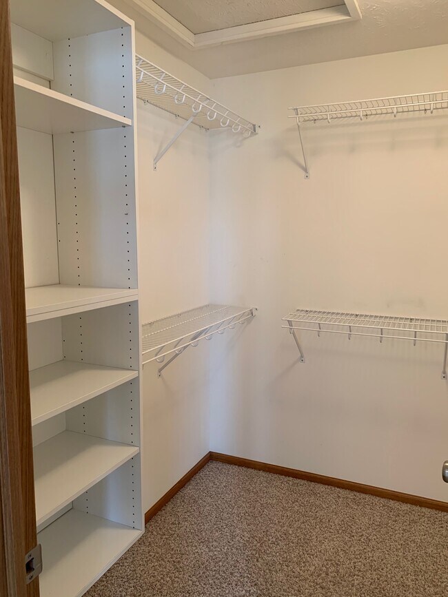 ¡¡¡Gran vestidor principal!!! - 3611 McLaughlin Dr.