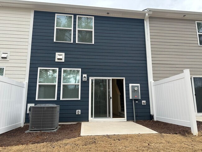 Foto del edificio - Brand New Construction! 3BD, 2.5BA Mebane Townhome Minutes from Tanger Outlets