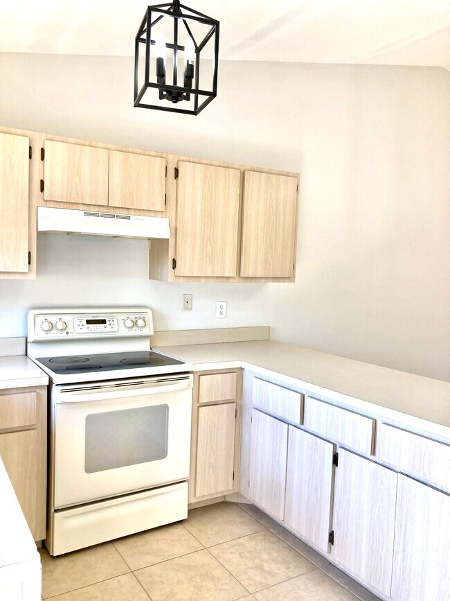 Building Photo - 18633 Holly Rd