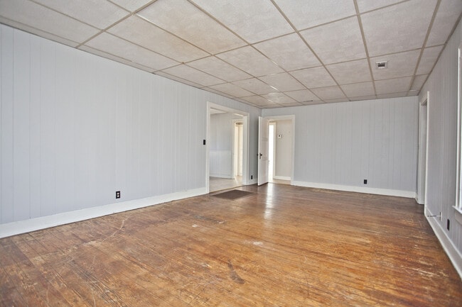 Building Photo - ***403 SW E Street***