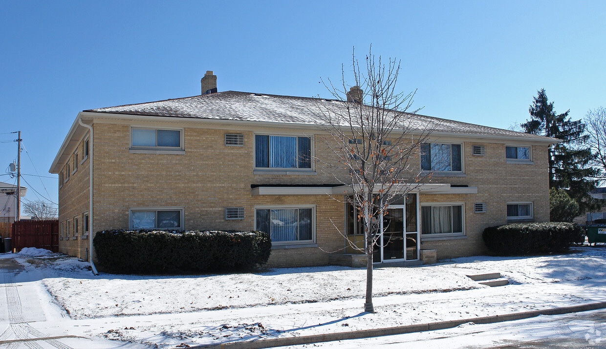 Building Photo - 2358 S 98th St