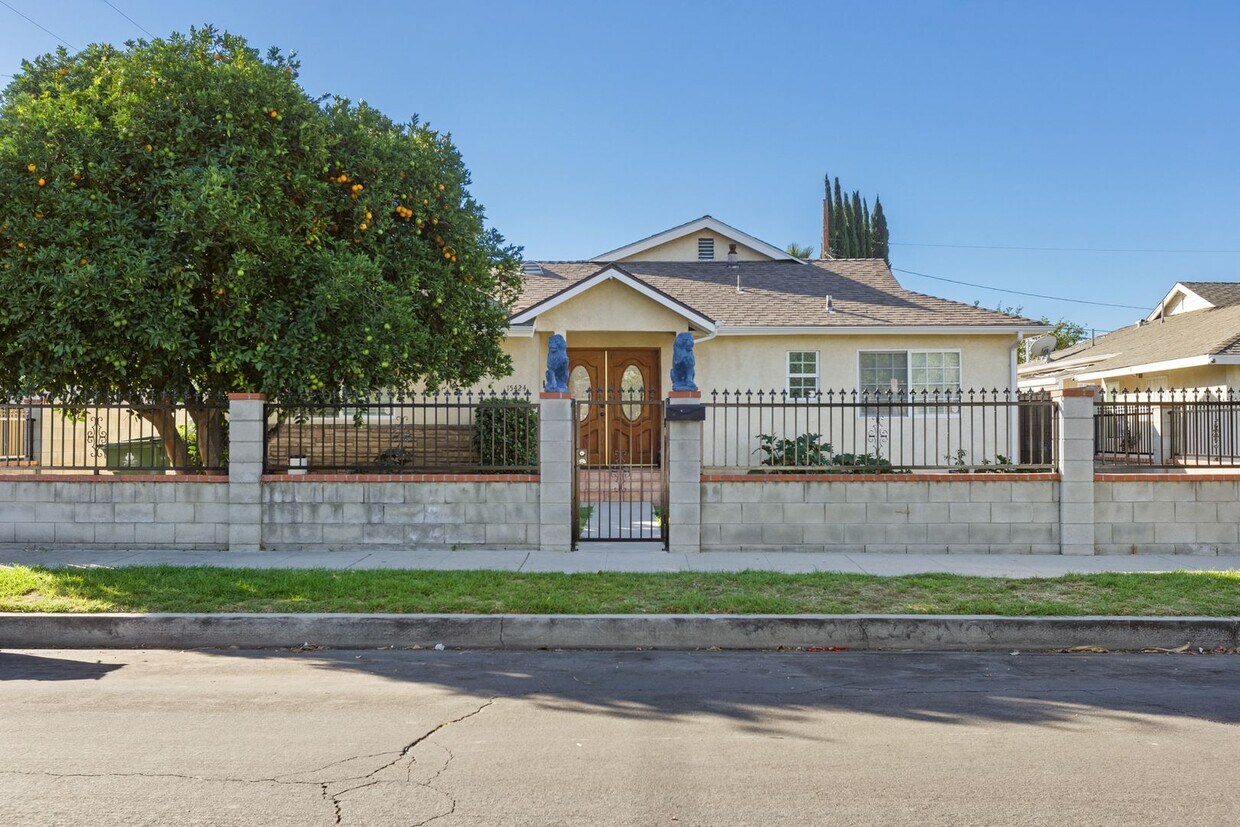 Foto principal - Spacious Mission Hills Home – Modern Comfo...