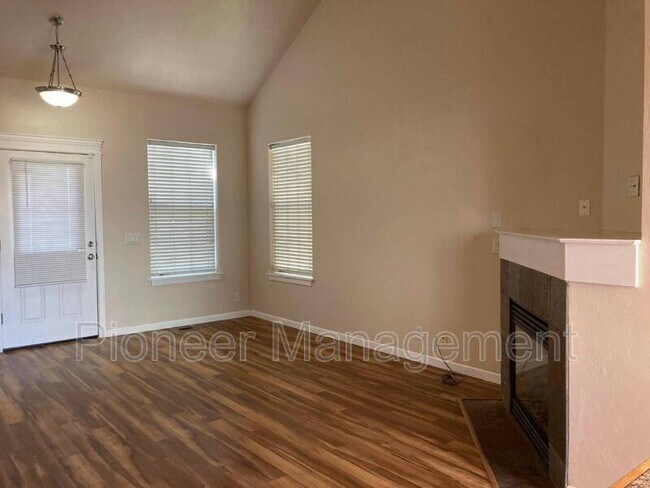 Foto del edificio - 5591 King Arthur Ct