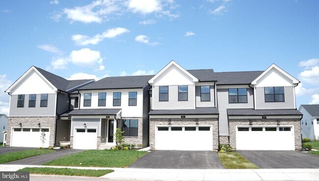 Building Photo - 610 Spruce Rd
