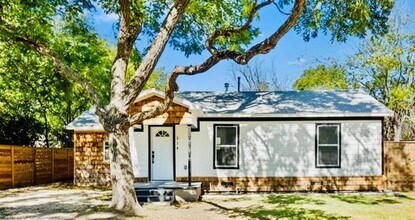 Building Photo - 214 W Davilla St