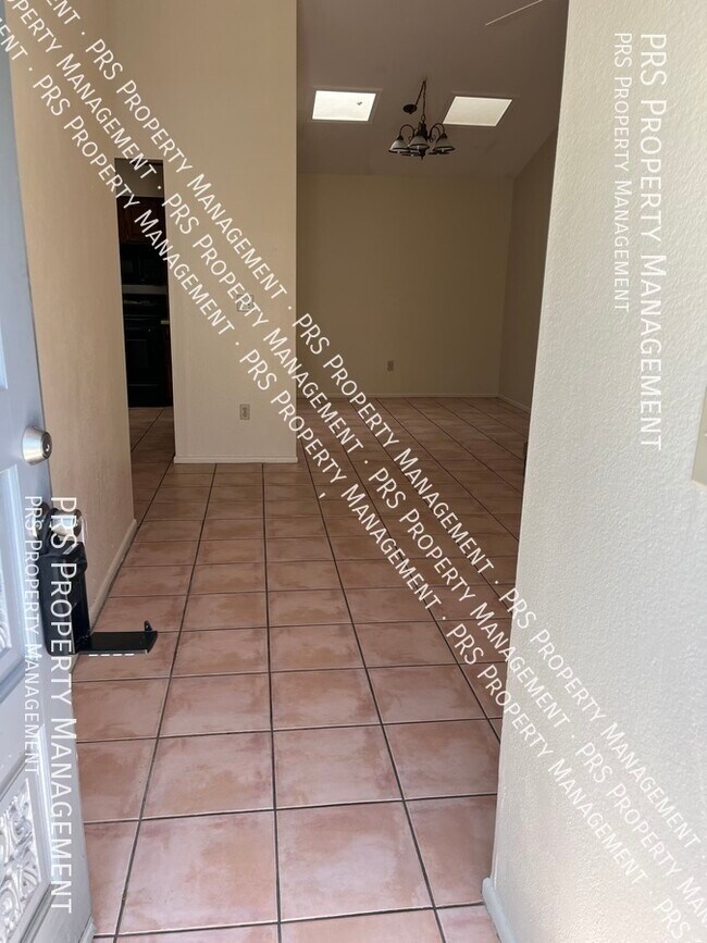 Foto del edificio - Now Available with a Den!!