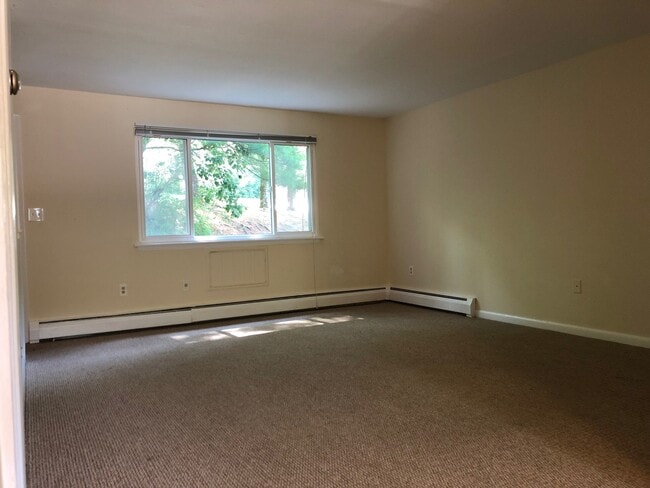 Building Photo - 2 Bedroom Townhouse Heat and Hot Water Included