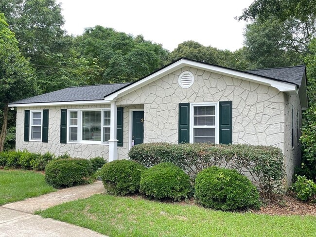 Foto del edificio - Charming Watkinsville Home Available