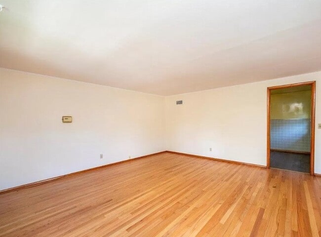 Living Room - 432 Oak St