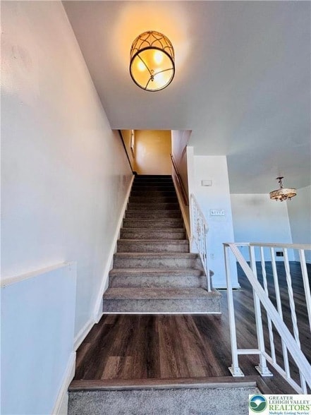 Building Photo - 235 Vista Dr