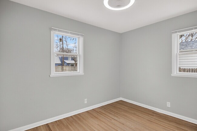 Foto del edificio - 240 Renrose Ave