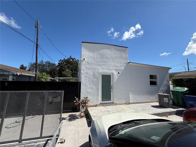Building Photo - 2313 SW 60th Ct