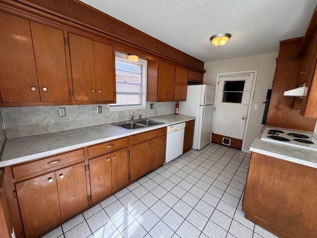 Building Photo - Huge fenced yard, charming 3-bedroom Norman home ready for move in!