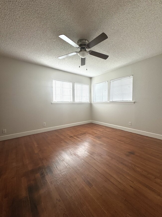 Foto del edificio - 3504 Lewis Ln