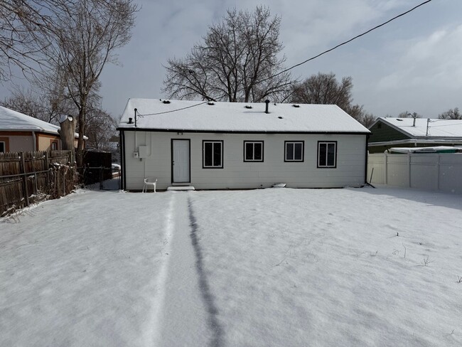 Building Photo - 2Bedroom 1Bath Large Back yard Newly remod...