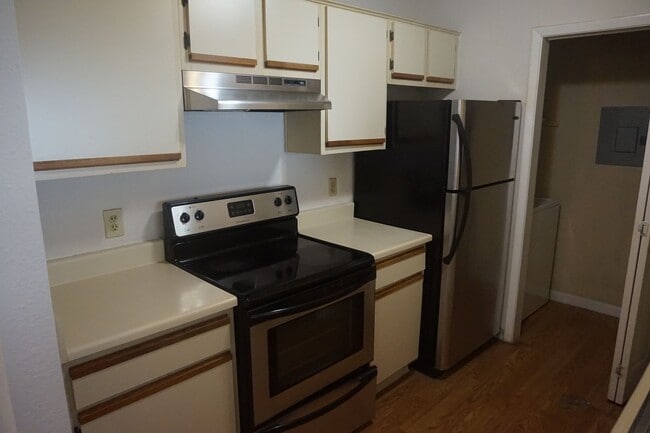 Foto del edificio - Excellent Location 2 Bed 1 Bath with Firep...