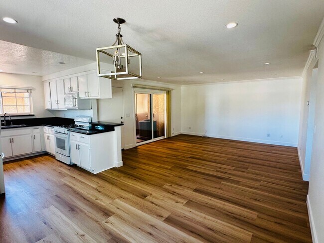 Foto del edificio - Remodeled 2 Bed / 2 Bath Near Signal Hill – Minutes from the Traffic Circle