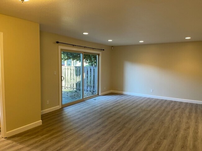 Foto del edificio - Updated 3 bedroom, 2.5 bath, 2 story townh...