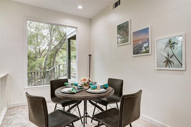 Foto del edificio - 8804 Mountain Ridge Dr