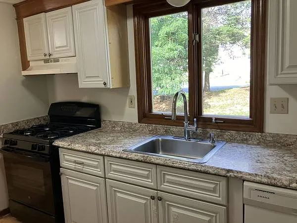 Foto del edificio - 3 bed 1 1/2 bath 4 level townhome availabl...