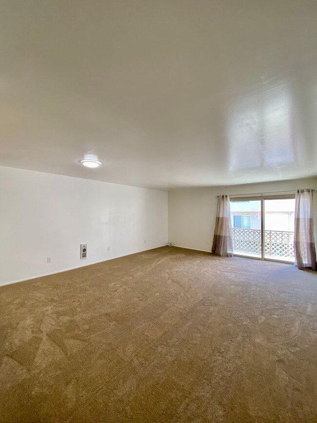 Foto del edificio - 3 Bedroom Condo in Clairemont with Spaciou...