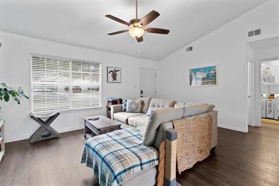 Building Photo - Charming 2-bedroom, 2-bath home.