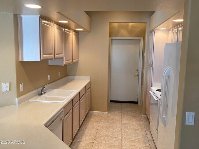 Building Photo - 320 S 70th St