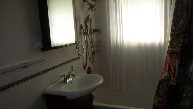 Building Photo - 33 Greycliff Rd