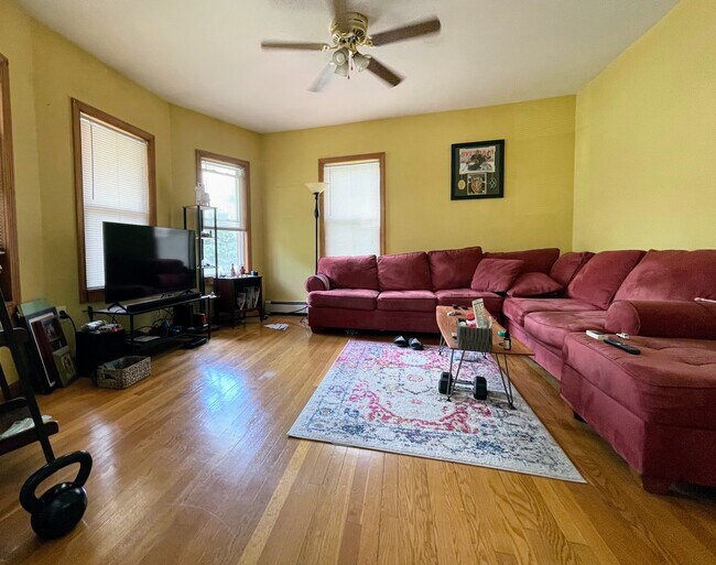 Living - 28 Oak Square Ave