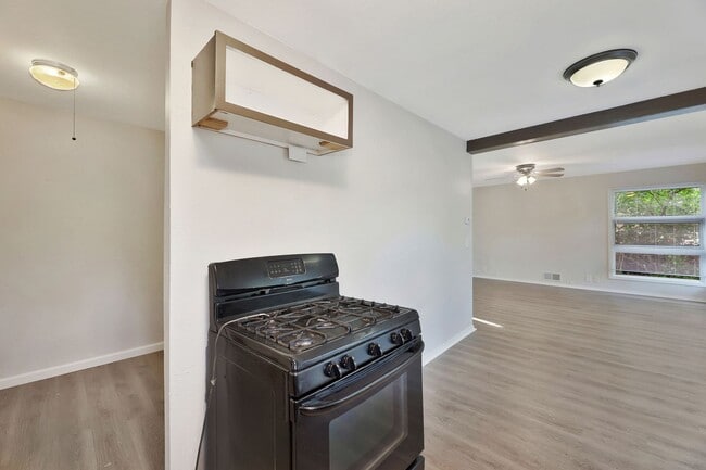 Building Photo - 6020 N E Pk Vw Dr