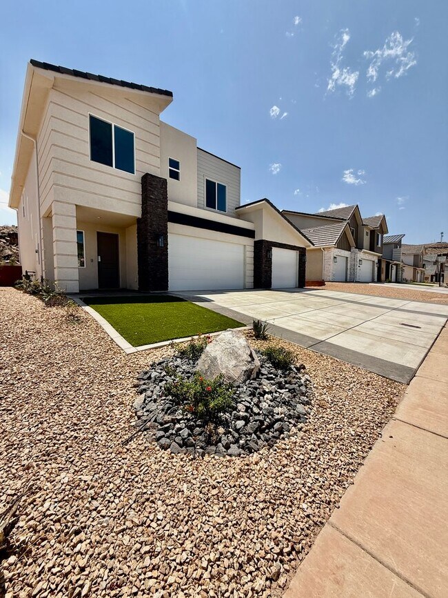 Foto del edificio - BRAND NEW Four Bedroom Townhome in Desert ...