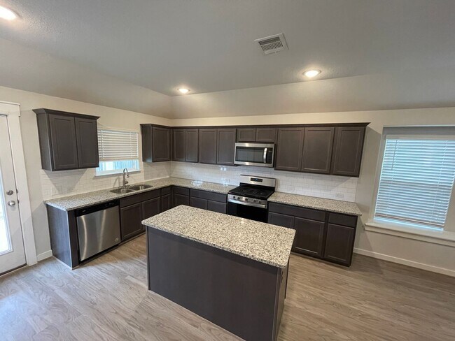Building Photo - Move-in Ready in sought-after Larkspur Community!