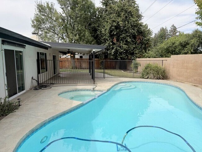 Foto del edificio - 8908 Thurber Ln
