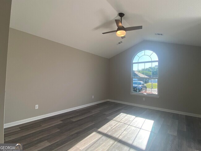 Building Photo - 208 Silver Fox Dr