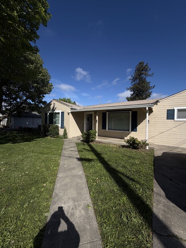 Foto del edificio - 913 Clover Dr