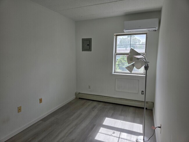 Foto del edificio - 832 Bryant Ave