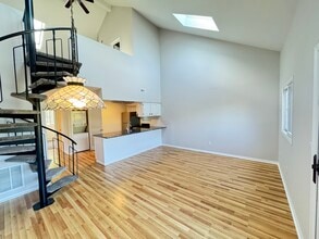 Building Photo - 2 Stowe Ct