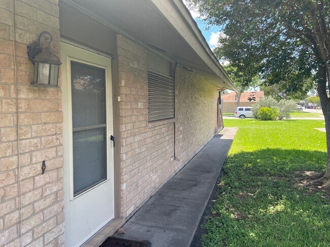 Building Photo - This spacious 3-bedroom, 2-bathroom apartment