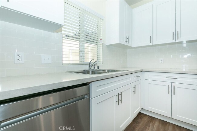 Foto del edificio - 16852 Muscatel St