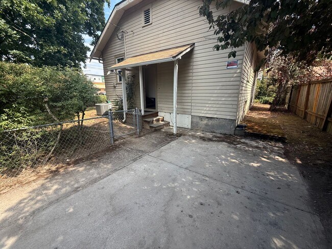 Foto del edificio - Charming 2BR/1BA Campus House