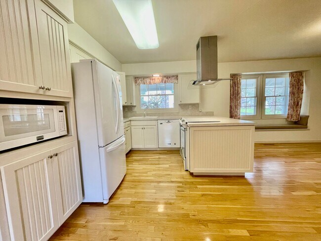 Foto del edificio - Beautiful Ranch Style Classic Home with large Garage, Washer Dryer, and 2 Fireplaces!!!!