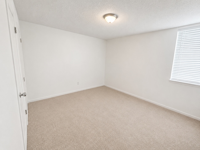 Building Photo - Spacious Ground Level 2 Bedroom 1 Bath