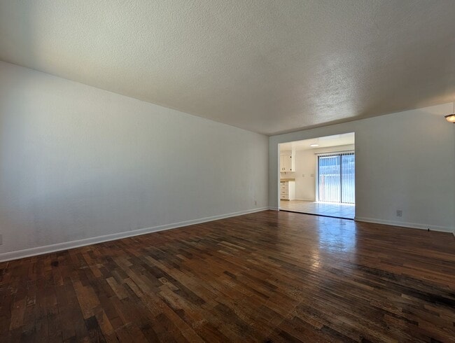 Building Photo - Spacious 2bd/1bth ~ w/ 1 Car Garage - Fantastic Location ~ Close to Everything!!