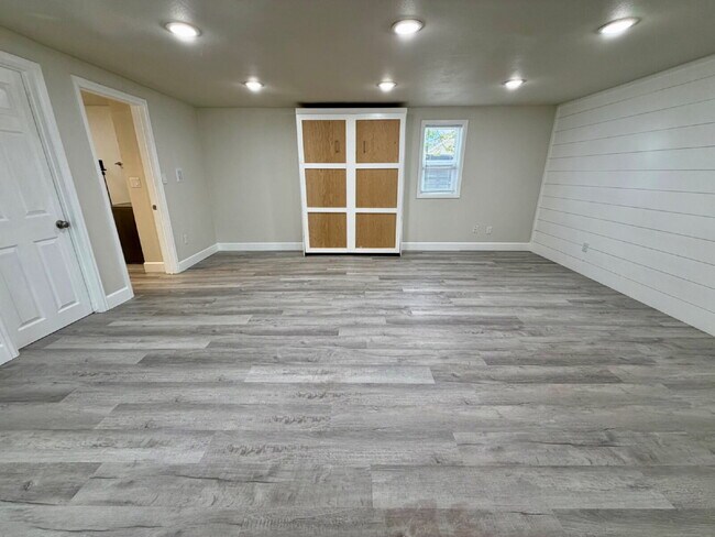 Building Photo - Large Updated Studio!
