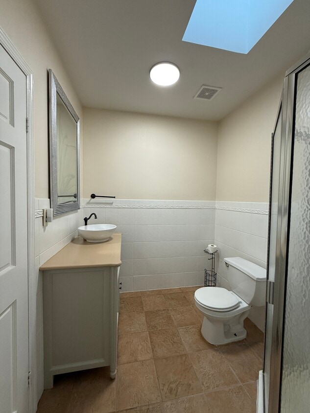 Building Photo - 584 Macdonough St