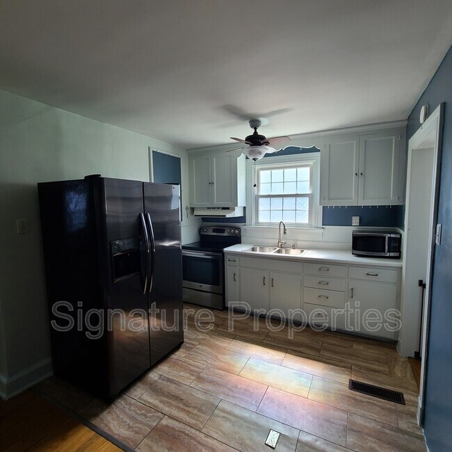 Building Photo - 2206 Shirleydale Ave